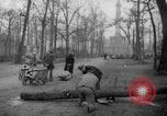 Standbild Schneiden von Bäumen Berlin Deutschland, 1945, aus Sekunde 54 historischem Filmmaterial Videoclip 65675042631