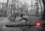 Standbild Schneiden von Bäumen Berlin Deutschland, 1945, aus Sekunde 56 historischem Filmmaterial Videoclip 65675042631