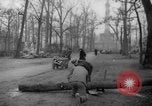 Standbild Schneiden von Bäumen Berlin Deutschland, 1945, aus Sekunde 59 historischem Filmmaterial Videoclip 65675042631