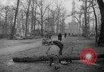 Standbild Schneiden von Bäumen Berlin Deutschland, 1945, aus Sekunde 61 historischem Filmmaterial Videoclip 65675042631