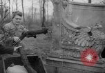 Standbild Schneiden von Bäumen Berlin Deutschland, 1945, aus Sekunde 62 historischem Filmmaterial Videoclip 65675042631