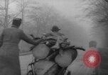 Standbild Hand gezogenen Wagen Berlin Deutschland, 1945, aus Sekunde 28 historischem Filmmaterial Videoclip 65675042632