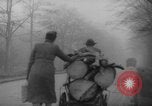 Standbild Hand gezogenen Wagen Berlin Deutschland, 1945, aus Sekunde 29 historischem Filmmaterial Videoclip 65675042632