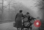Standbild Hand gezogenen Wagen Berlin Deutschland, 1945, aus Sekunde 30 historischem Filmmaterial Videoclip 65675042632