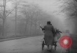 Standbild Hand gezogenen Wagen Berlin Deutschland, 1945, aus Sekunde 32 historischem Filmmaterial Videoclip 65675042632