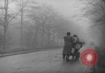Standbild Hand gezogenen Wagen Berlin Deutschland, 1945, aus Sekunde 36 historischem Filmmaterial Videoclip 65675042632