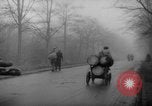 Standbild Hand gezogenen Wagen Berlin Deutschland, 1945, aus Sekunde 39 historischem Filmmaterial Videoclip 65675042632