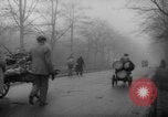 Standbild Hand gezogenen Wagen Berlin Deutschland, 1945, aus Sekunde 41 historischem Filmmaterial Videoclip 65675042632