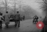 Standbild Hand gezogenen Wagen Berlin Deutschland, 1945, aus Sekunde 42 historischem Filmmaterial Videoclip 65675042632