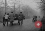 Standbild Hand gezogenen Wagen Berlin Deutschland, 1945, aus Sekunde 43 historischem Filmmaterial Videoclip 65675042632