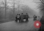 Standbild Hand gezogenen Wagen Berlin Deutschland, 1945, aus Sekunde 46 historischem Filmmaterial Videoclip 65675042632