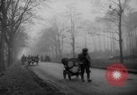 Standbild Hand gezogenen Wagen Berlin Deutschland, 1945, aus Sekunde 48 historischem Filmmaterial Videoclip 65675042632