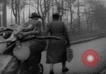 Standbild Hand gezogenen Wagen Berlin Deutschland, 1945, aus Sekunde 59 historischem Filmmaterial Videoclip 65675042632
