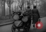 Standbild Hand gezogenen Wagen Berlin Deutschland, 1945, aus Sekunde 60 historischem Filmmaterial Videoclip 65675042632