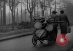 Standbild Hand gezogenen Wagen Berlin Deutschland, 1945, aus Sekunde 61 historischem Filmmaterial Videoclip 65675042632