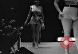 Standbild Helen Mack gekrönt bei Schönheitswettbewerb New York City USA, 1934, aus Sekunde 15 historischem Filmmaterial Videoclip 65675042752
