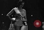 Standbild Helen Mack gekrönt bei Schönheitswettbewerb New York City USA, 1934, aus Sekunde 23 historischem Filmmaterial Videoclip 65675042752