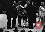 Standbild Helen Mack gekrönt bei Schönheitswettbewerb New York City USA, 1934, aus Sekunde 32 historischem Filmmaterial Videoclip 65675042752
