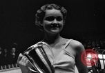 Standbild Helen Mack gekrönt bei Schönheitswettbewerb New York City USA, 1934, aus Sekunde 35 historischem Filmmaterial Videoclip 65675042752