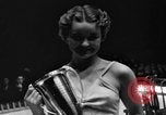 Standbild Helen Mack gekrönt bei Schönheitswettbewerb New York City USA, 1934, aus Sekunde 36 historischem Filmmaterial Videoclip 65675042752