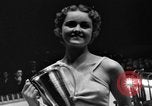 Standbild Helen Mack gekrönt bei Schönheitswettbewerb New York City USA, 1934, aus Sekunde 37 historischem Filmmaterial Videoclip 65675042752