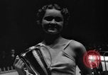 Standbild Helen Mack gekrönt bei Schönheitswettbewerb New York City USA, 1934, aus Sekunde 38 historischem Filmmaterial Videoclip 65675042752