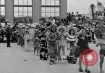 Standbild Us-amerikanische Kinder parade in Kostüm Ocean Park California USA, 1935, aus Sekunde 4 historischem Filmmaterial Videoclip 65675042765