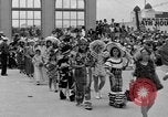 Standbild Us-amerikanische Kinder parade in Kostüm Ocean Park California USA, 1935, aus Sekunde 5 historischem Filmmaterial Videoclip 65675042765