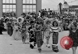 Standbild Us-amerikanische Kinder parade in Kostüm Ocean Park California USA, 1935, aus Sekunde 6 historischem Filmmaterial Videoclip 65675042765