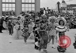 Standbild Us-amerikanische Kinder parade in Kostüm Ocean Park California USA, 1935, aus Sekunde 7 historischem Filmmaterial Videoclip 65675042765