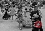 Standbild Us-amerikanische Kinder parade in Kostüm Ocean Park California USA, 1935, aus Sekunde 8 historischem Filmmaterial Videoclip 65675042765