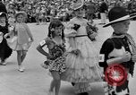 Standbild Us-amerikanische Kinder parade in Kostüm Ocean Park California USA, 1935, aus Sekunde 9 historischem Filmmaterial Videoclip 65675042765