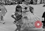 Standbild Us-amerikanische Kinder parade in Kostüm Ocean Park California USA, 1935, aus Sekunde 10 historischem Filmmaterial Videoclip 65675042765