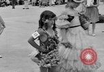 Standbild Us-amerikanische Kinder parade in Kostüm Ocean Park California USA, 1935, aus Sekunde 11 historischem Filmmaterial Videoclip 65675042765
