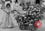 Standbild Us-amerikanische Kinder parade in Kostüm Ocean Park California USA, 1935, aus Sekunde 12 historischem Filmmaterial Videoclip 65675042765