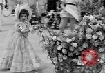 Standbild Us-amerikanische Kinder parade in Kostüm Ocean Park California USA, 1935, aus Sekunde 13 historischem Filmmaterial Videoclip 65675042765