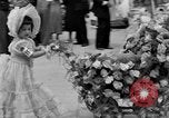 Standbild Us-amerikanische Kinder parade in Kostüm Ocean Park California USA, 1935, aus Sekunde 15 historischem Filmmaterial Videoclip 65675042765