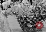 Standbild Us-amerikanische Kinder parade in Kostüm Ocean Park California USA, 1935, aus Sekunde 16 historischem Filmmaterial Videoclip 65675042765