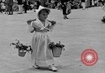 Standbild Us-amerikanische Kinder parade in Kostüm Ocean Park California USA, 1935, aus Sekunde 19 historischem Filmmaterial Videoclip 65675042765