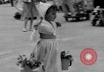 Standbild Us-amerikanische Kinder parade in Kostüm Ocean Park California USA, 1935, aus Sekunde 21 historischem Filmmaterial Videoclip 65675042765