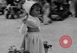 Standbild Us-amerikanische Kinder parade in Kostüm Ocean Park California USA, 1935, aus Sekunde 22 historischem Filmmaterial Videoclip 65675042765