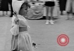 Standbild Us-amerikanische Kinder parade in Kostüm Ocean Park California USA, 1935, aus Sekunde 23 historischem Filmmaterial Videoclip 65675042765