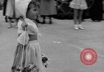 Standbild Us-amerikanische Kinder parade in Kostüm Ocean Park California USA, 1935, aus Sekunde 24 historischem Filmmaterial Videoclip 65675042765