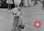 Standbild Us-amerikanische Kinder parade in Kostüm Ocean Park California USA, 1935, aus Sekunde 25 historischem Filmmaterial Videoclip 65675042765