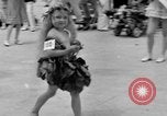 Standbild Us-amerikanische Kinder parade in Kostüm Ocean Park California USA, 1935, aus Sekunde 26 historischem Filmmaterial Videoclip 65675042765