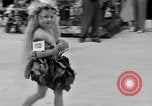 Standbild Us-amerikanische Kinder parade in Kostüm Ocean Park California USA, 1935, aus Sekunde 27 historischem Filmmaterial Videoclip 65675042765
