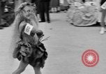 Standbild Us-amerikanische Kinder parade in Kostüm Ocean Park California USA, 1935, aus Sekunde 28 historischem Filmmaterial Videoclip 65675042765