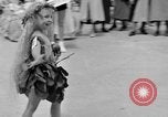 Standbild Us-amerikanische Kinder parade in Kostüm Ocean Park California USA, 1935, aus Sekunde 29 historischem Filmmaterial Videoclip 65675042765