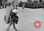 Standbild Us-amerikanische Kinder parade in Kostüm Ocean Park California USA, 1935, aus Sekunde 30 historischem Filmmaterial Videoclip 65675042765