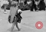 Standbild Us-amerikanische Kinder parade in Kostüm Ocean Park California USA, 1935, aus Sekunde 31 historischem Filmmaterial Videoclip 65675042765